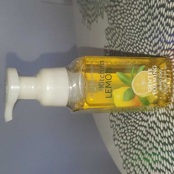 NEW Bath & Body Works Kitchen Lemon Gentle Foaming Hand Soap 8.75 oz Rare - Picture 1 of 5